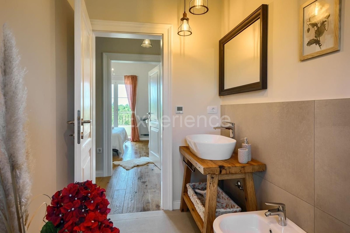 Parenzo, villa rustico-moderna con piscina e vista sulla natura