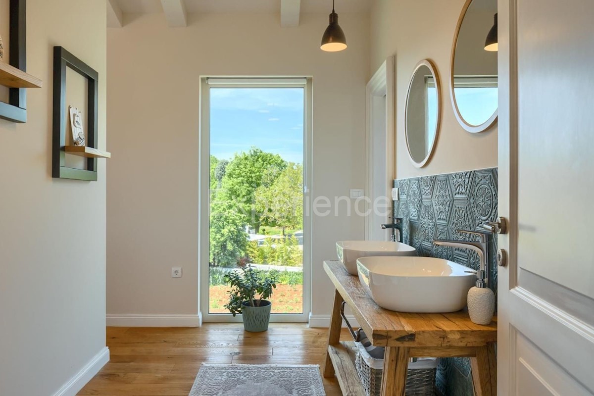 Parenzo, villa rustico-moderna con piscina e vista sulla natura