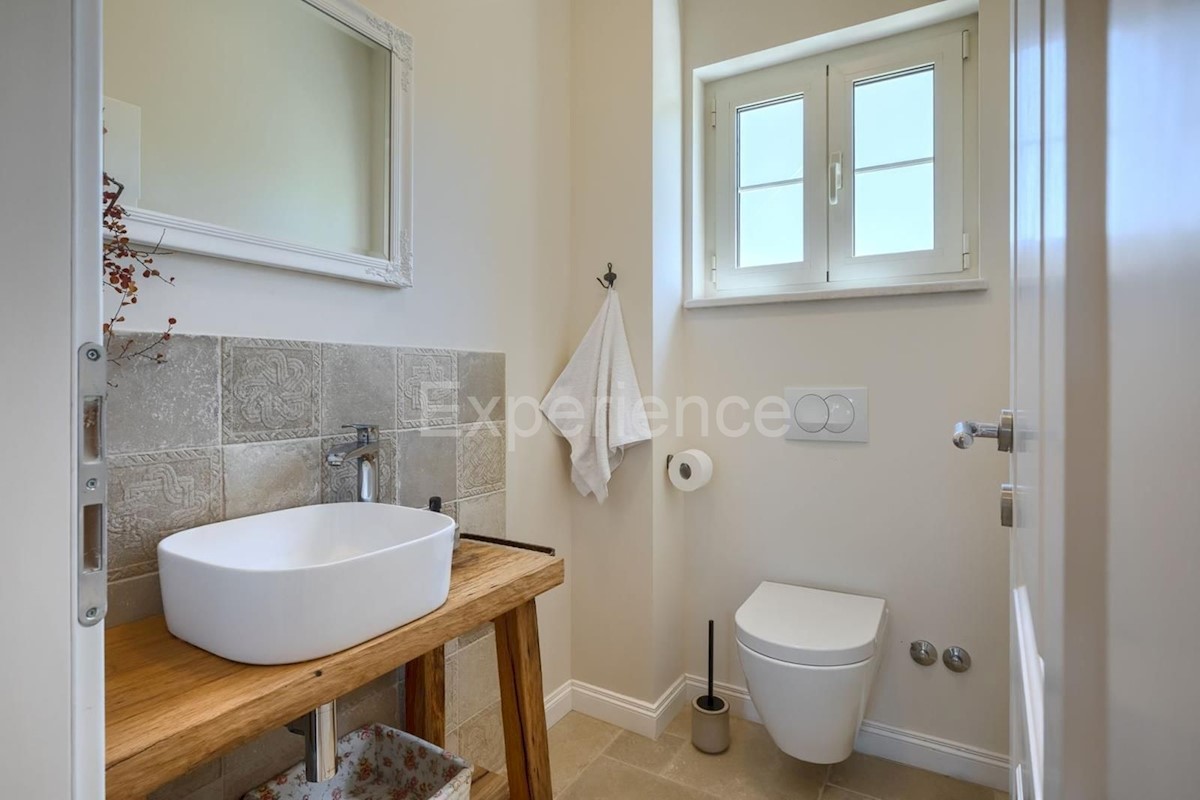 Parenzo, villa rustico-moderna con piscina e vista sulla natura