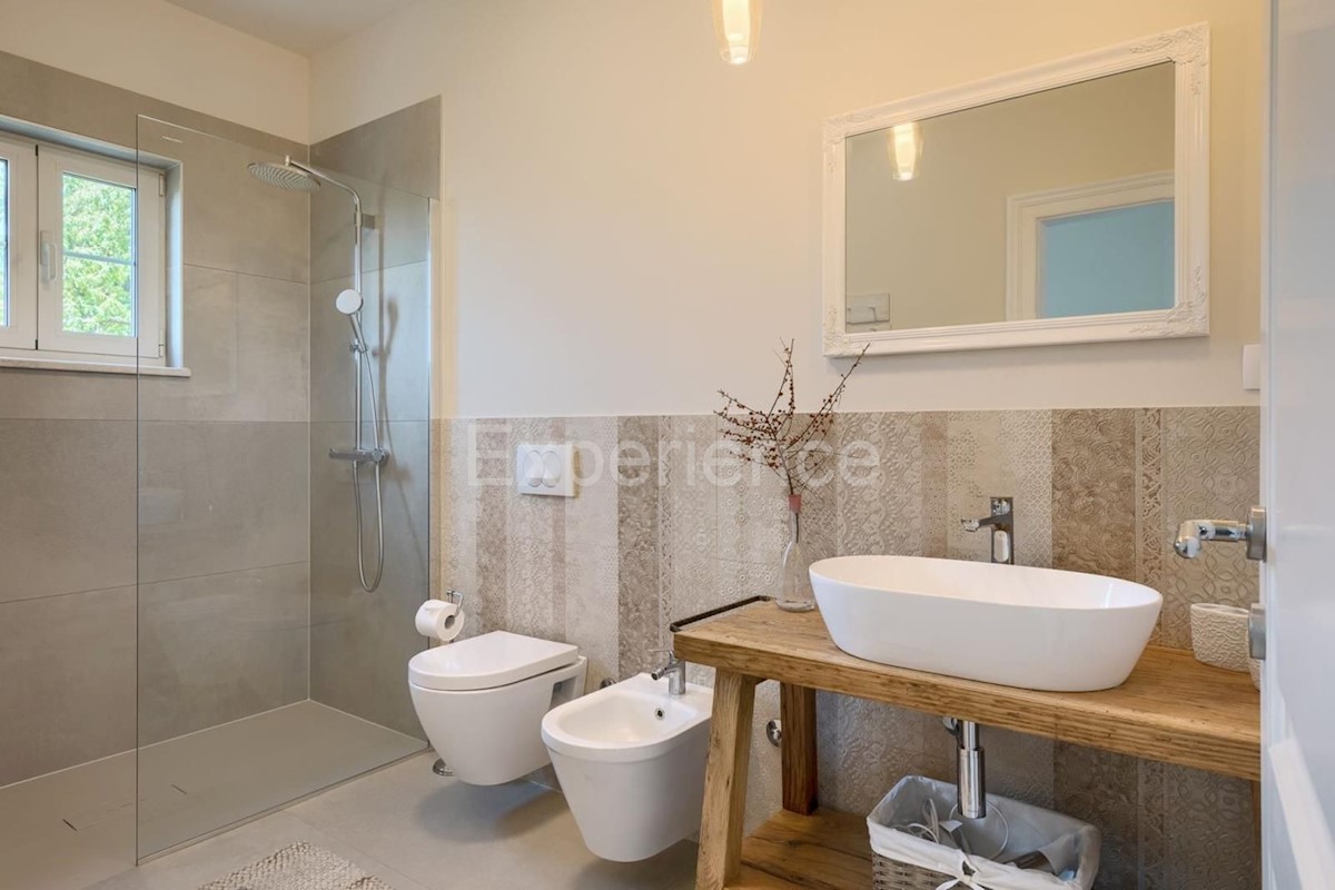 Parenzo, villa rustico-moderna con piscina e vista sulla natura