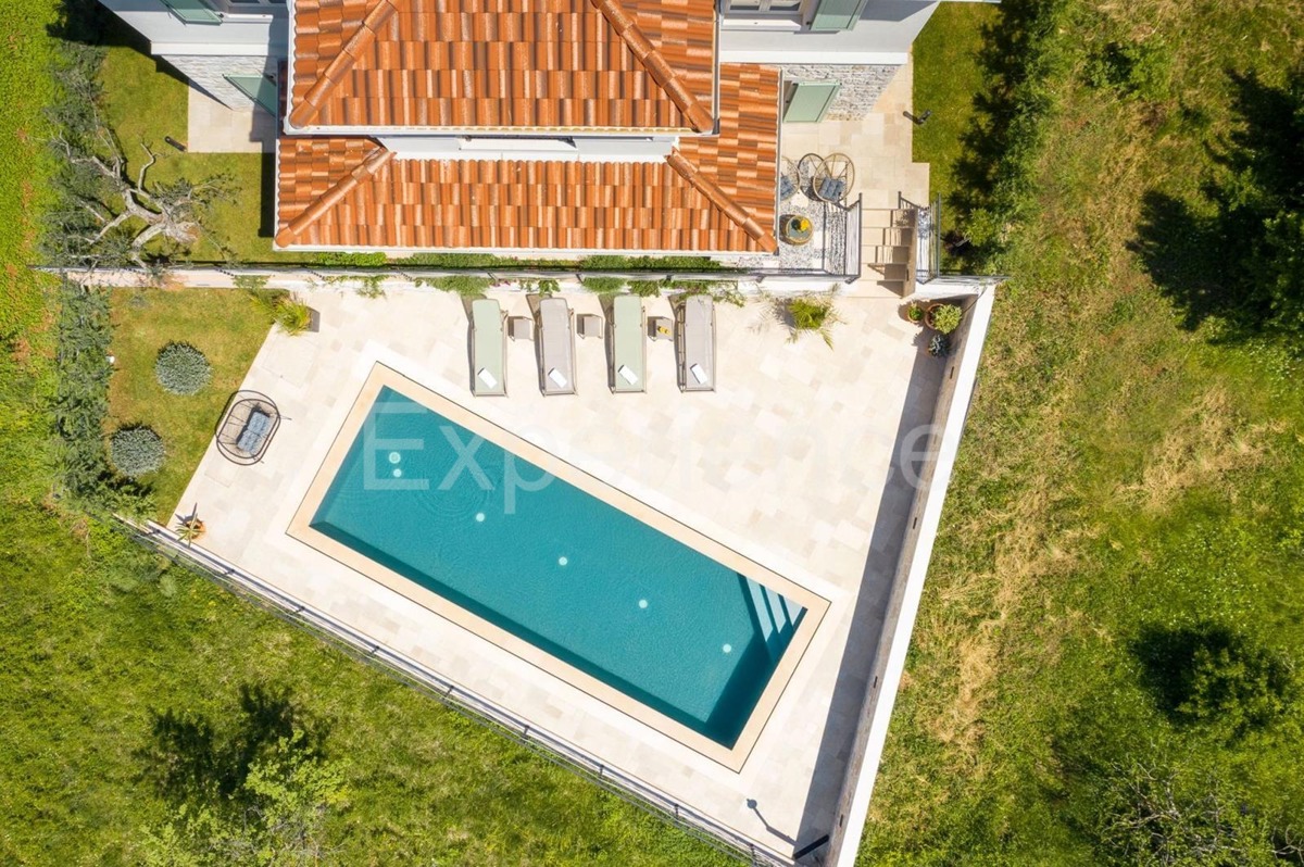 Parenzo, villa rustico-moderna con piscina e vista sulla natura