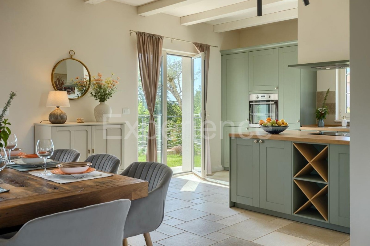 Parenzo, villa rustico-moderna con piscina e vista sulla natura