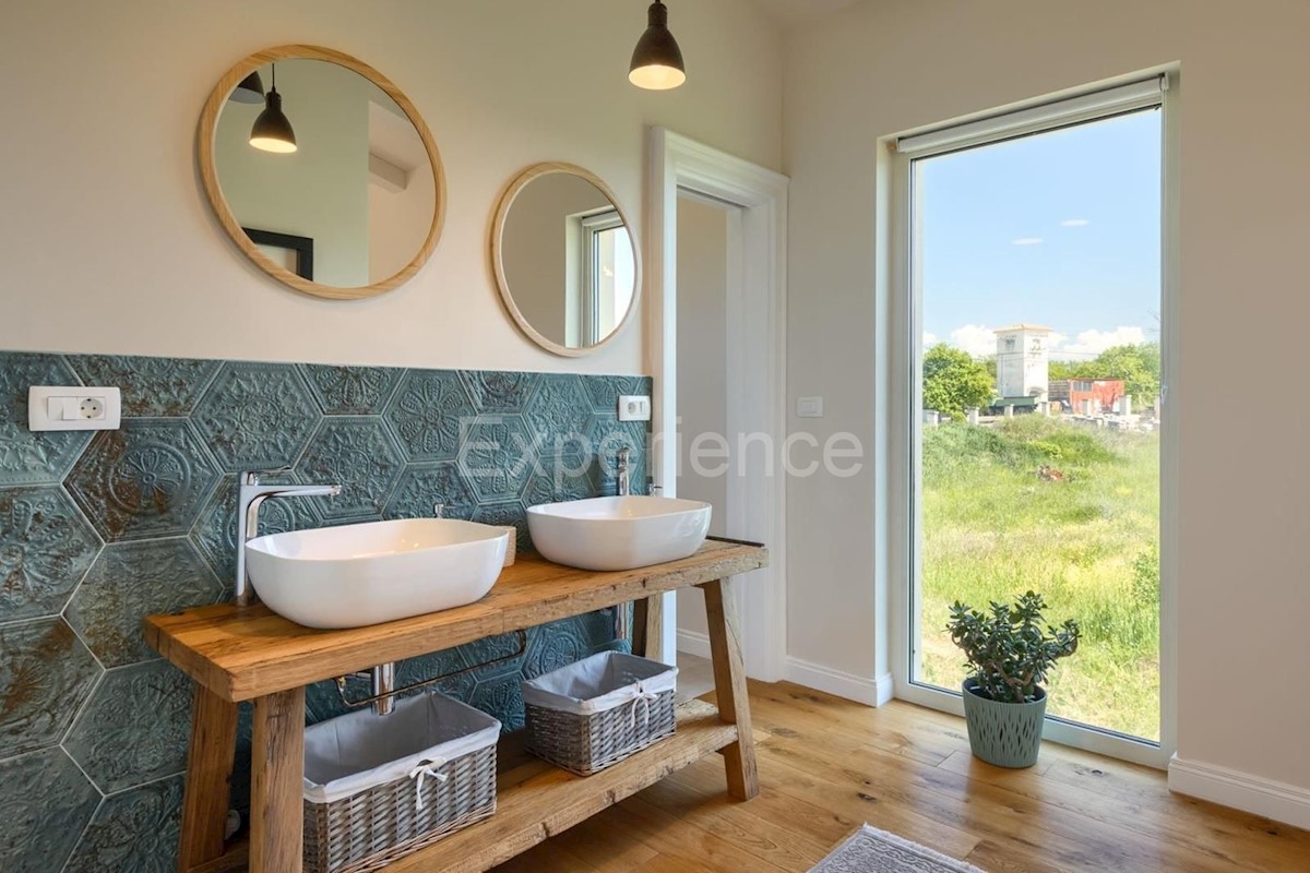 Parenzo, villa rustico-moderna con piscina e vista sulla natura