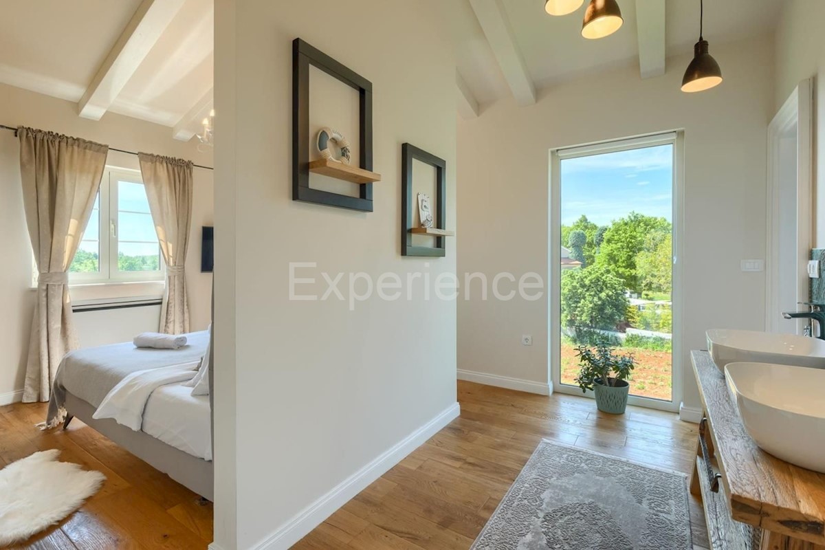 Parenzo, villa rustico-moderna con piscina e vista sulla natura