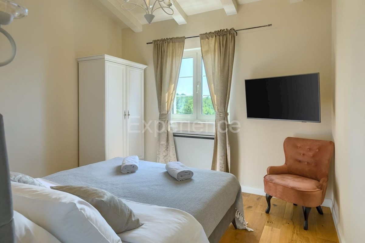 Parenzo, villa rustico-moderna con piscina e vista sulla natura