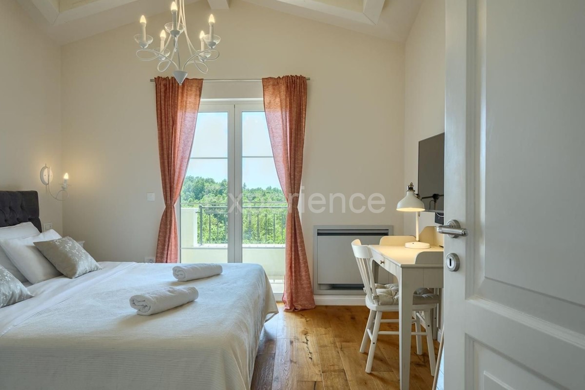 Parenzo, villa rustico-moderna con piscina e vista sulla natura