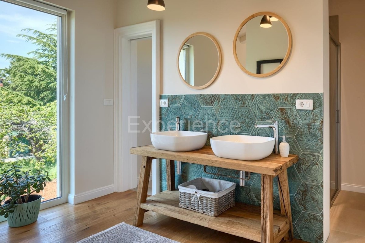 Parenzo, villa rustico-moderna con piscina e vista sulla natura