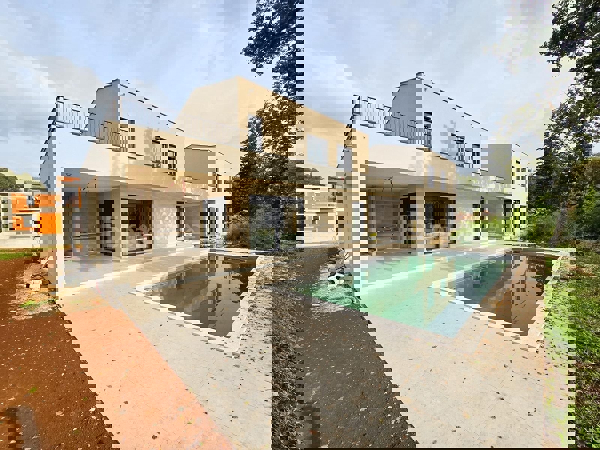 Vicino a Parenzo - villa dal design attraente e moderno con piscina!