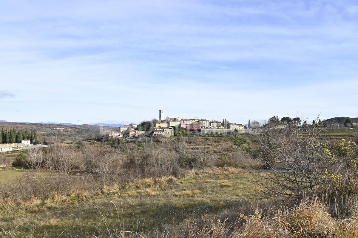 IN POSIZIONE ATTRAENTE - terreno edificabile con vista su OPRTALJ