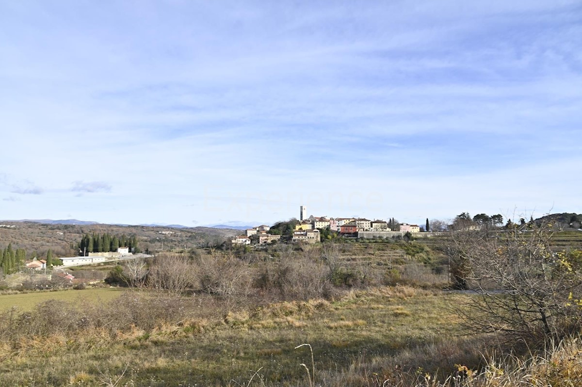 ATTRAENTE! Terreno edificabile con vista aperta su Oprtalj!