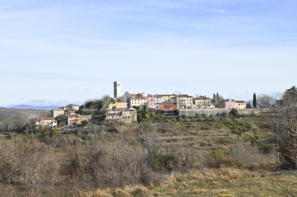 IN POSIZIONE ATTRAENTE - terreno edificabile con vista su OPRTALJ