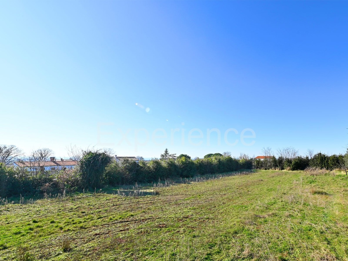 Kaštelir - terreno edificabile con parzialmente VISTA SUL MARE!