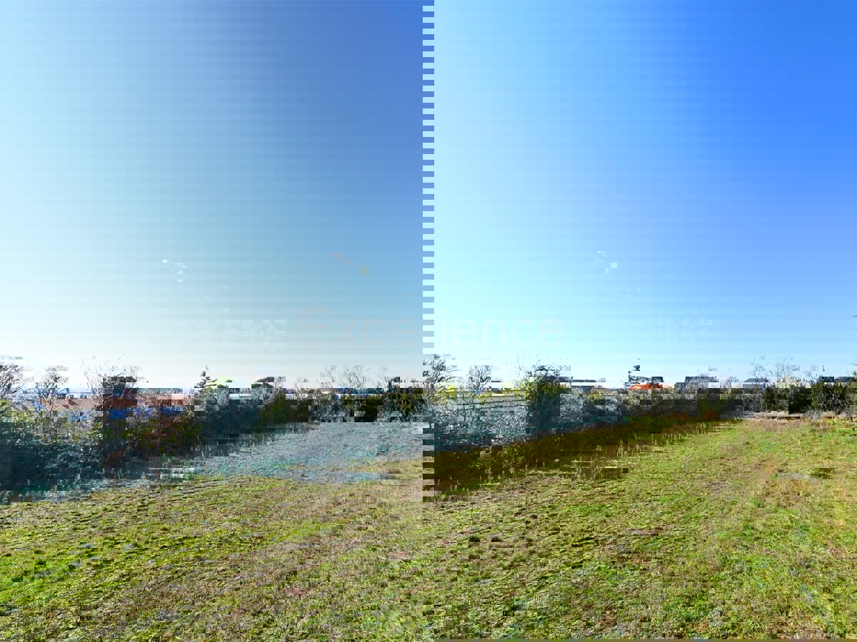 Kaštelir - terreno edificabile con parzialmente VISTA SUL MARE!