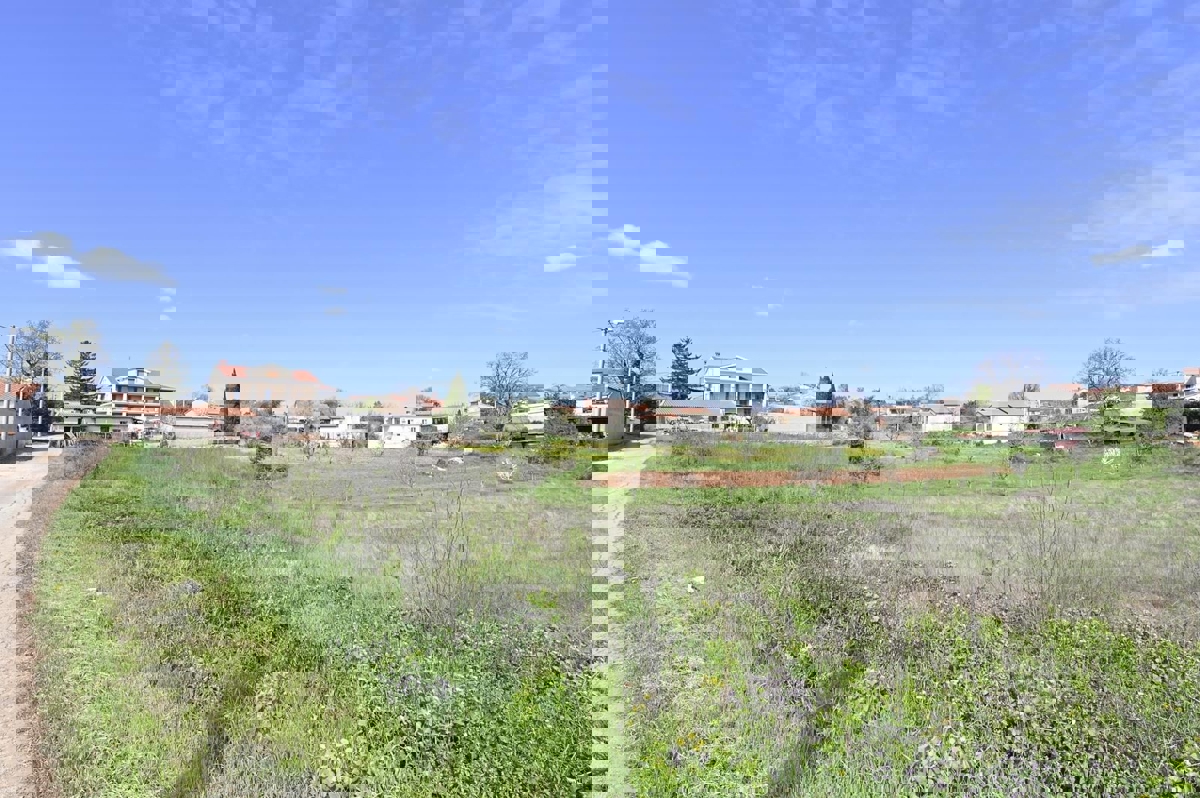 Kaštelir - terreno edificabile, superficie di 1.400 m²!