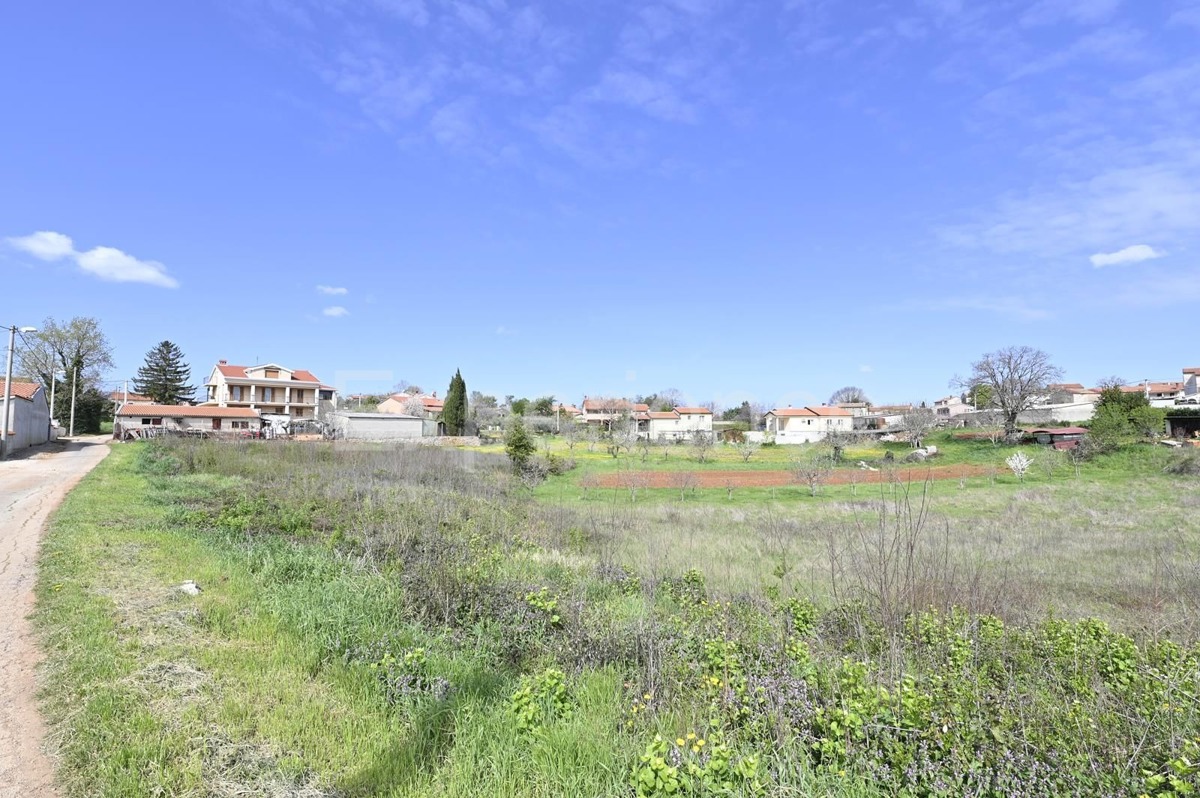 Kaštelir - terreno edificabile, superficie di 1.400 m²!