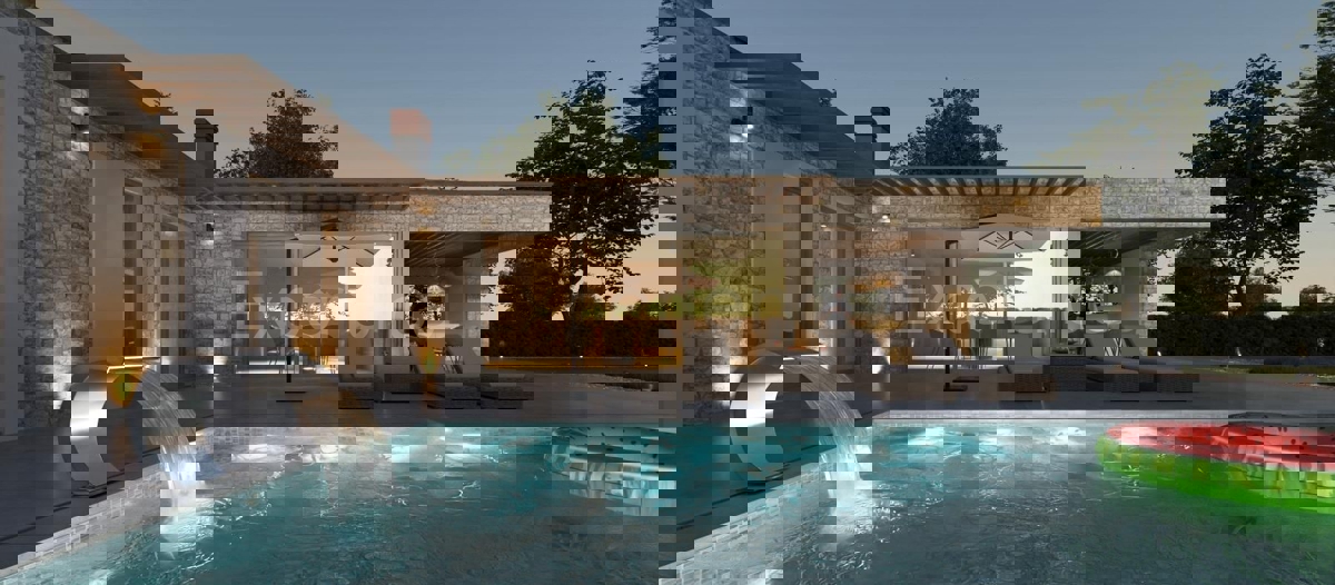 ISTRIA, vicino a Parenzo - elegante villa ai margini del villaggio