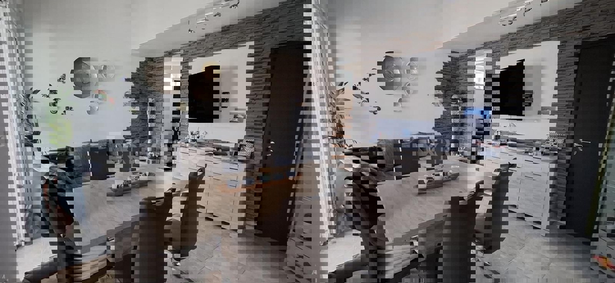 ISTRIA, Funtana - moderno appartamento con giardino vicino al mare!