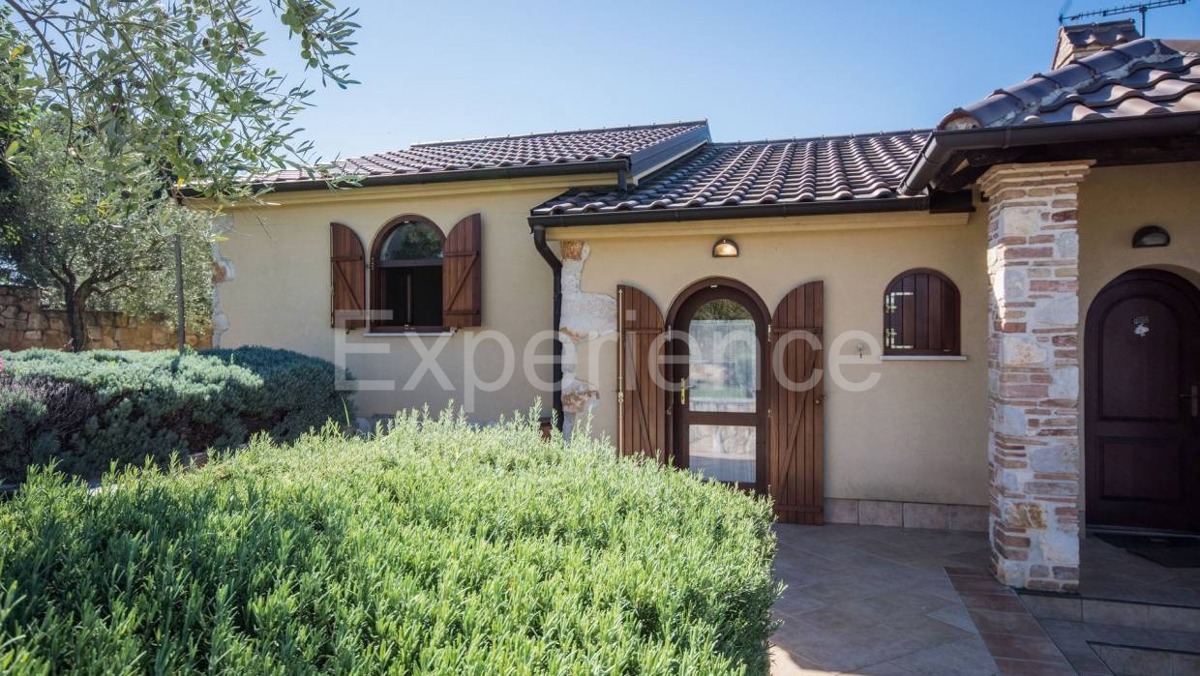 Nelle vicinanze di Parenzo - affascinante casa a un piano con VISTA MARE!