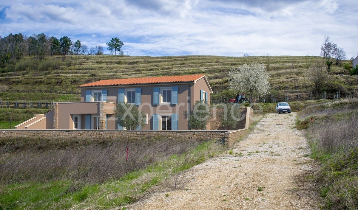Villa in posizione unica con vista su vigneti e uliveti, ai margini del'area edificabile