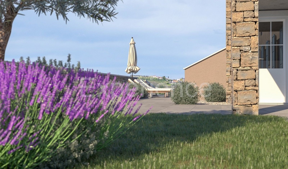 Villa in posizione unica con vista su vigneti e uliveti, ai margini del'area edificabile