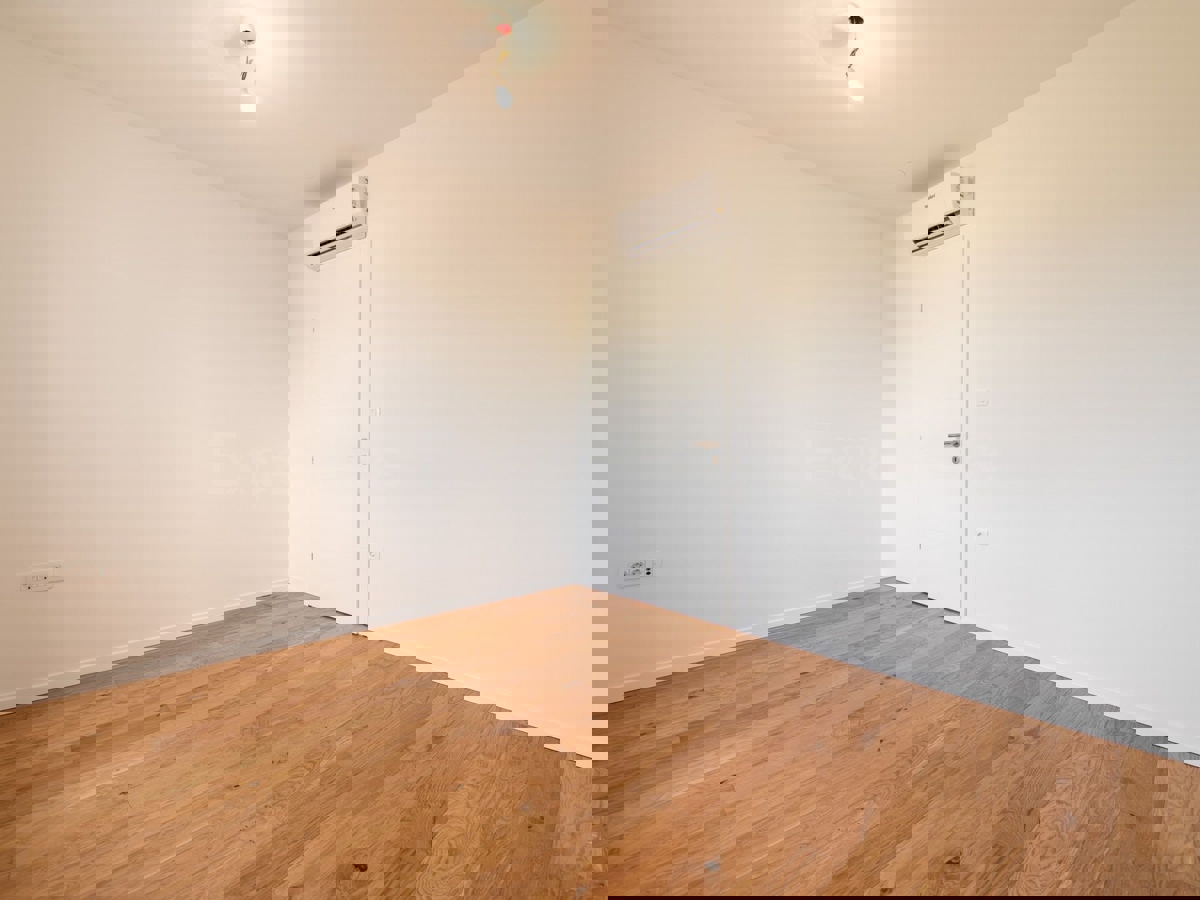 Vabriga - appartamento in un nuovo edificio, 1. piano, ASCENSORE!