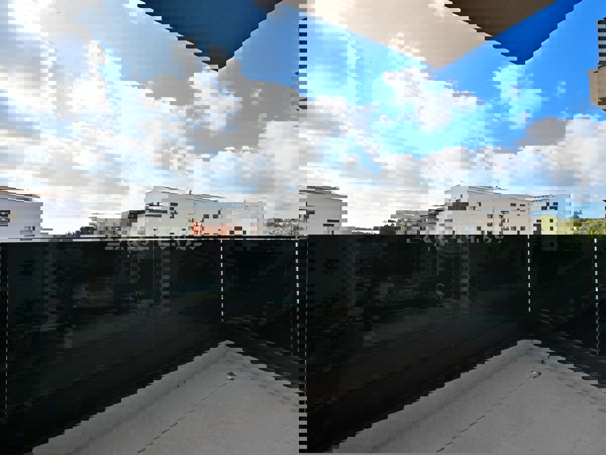 Vabriga - appartamento in un nuovo edificio, 1. piano, ASCENSORE!