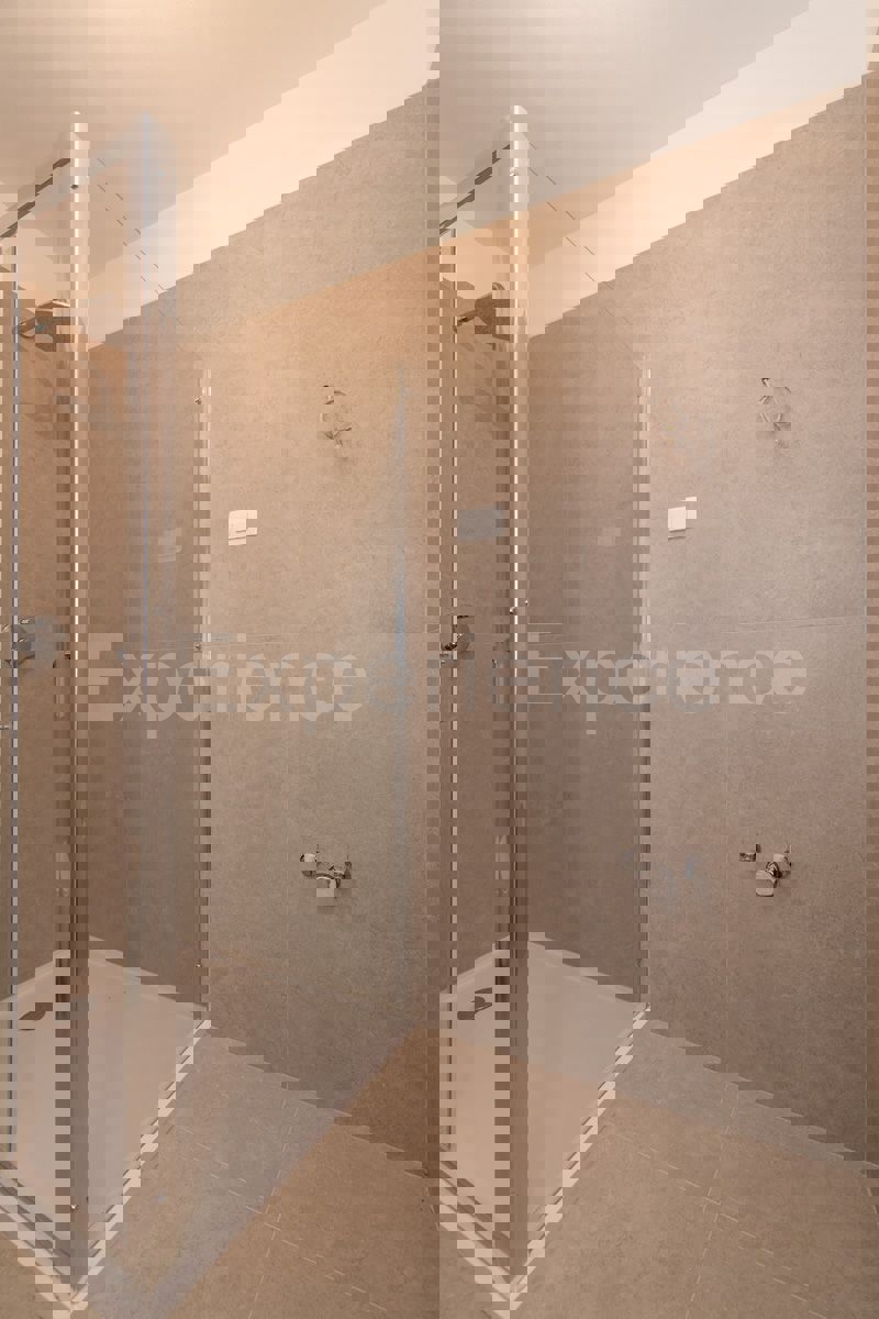 Vabriga - appartamento in un nuovo edificio, 1. piano, ASCENSORE!