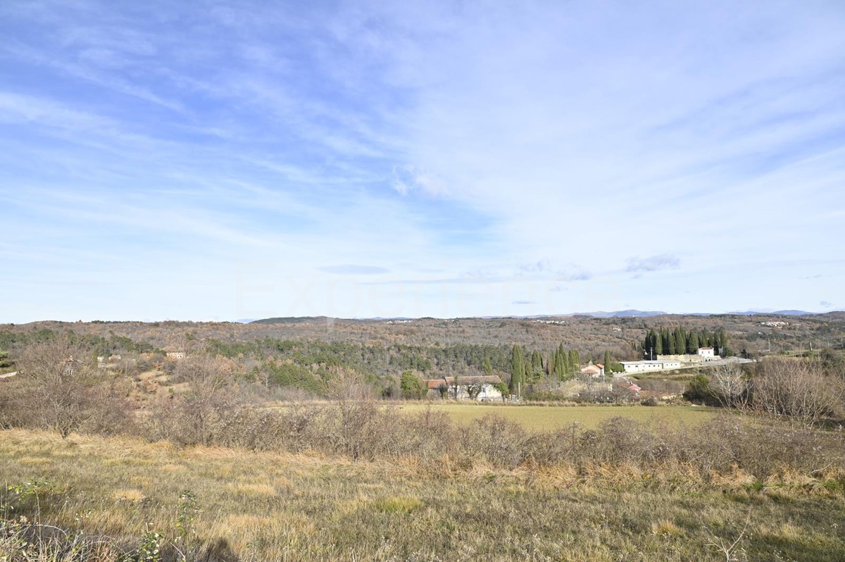 IN POSIZIONE ATTRAENTE - terreno edificabile con vista su OPRTALJ
