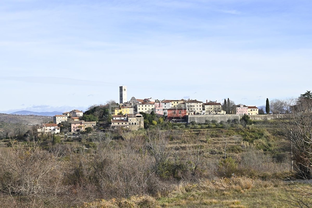 IN POSIZIONE ATTRAENTE - terreno edificabile con vista su OPRTALJ