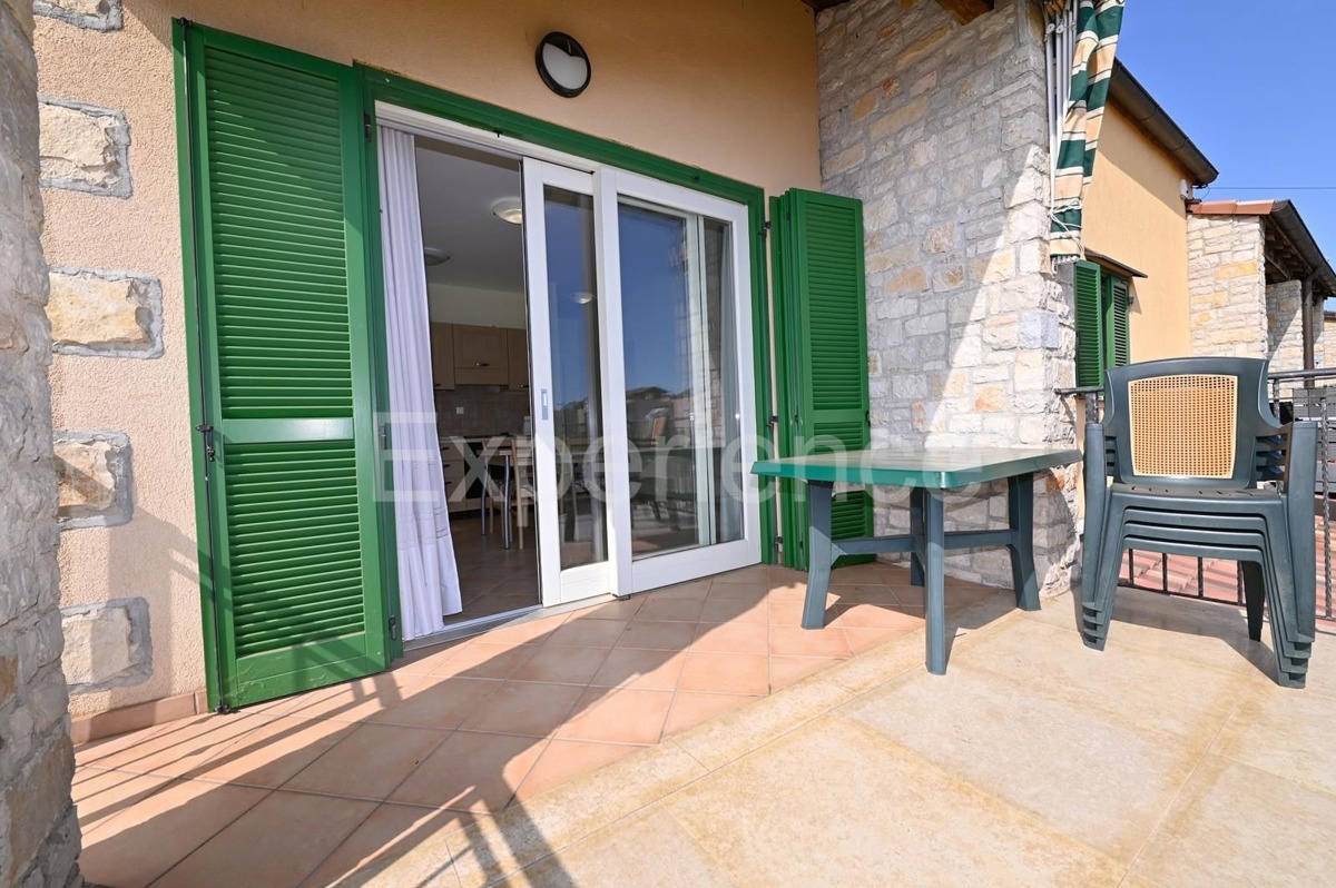 Appartamento trilocale con terrazza, piscina e campo da tennis – Vicino a Parenzo