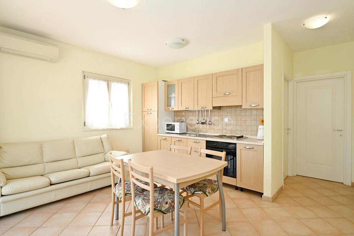 Appartamento trilocale con terrazza, piscina e campo da tennis – Vicino a Parenzo