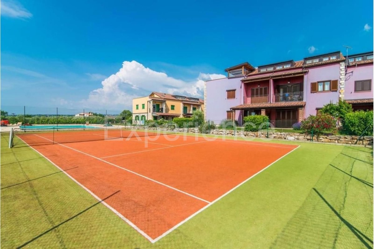 Appartamento trilocale con terrazza, piscina e campo da tennis – Vicino a Parenzo