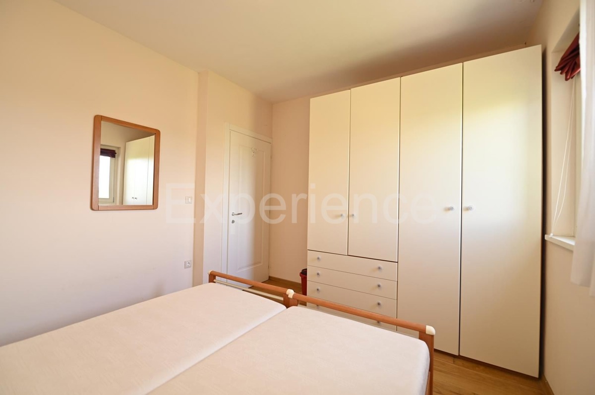 Appartamento trilocale con terrazza, piscina e campo da tennis – Vicino a Parenzo