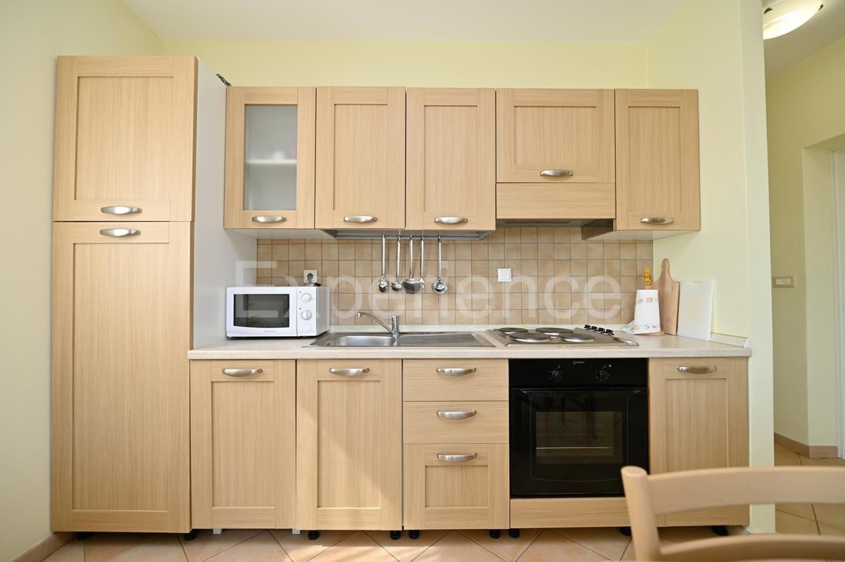 Appartamento trilocale con terrazza, piscina e campo da tennis – Vicino a Parenzo