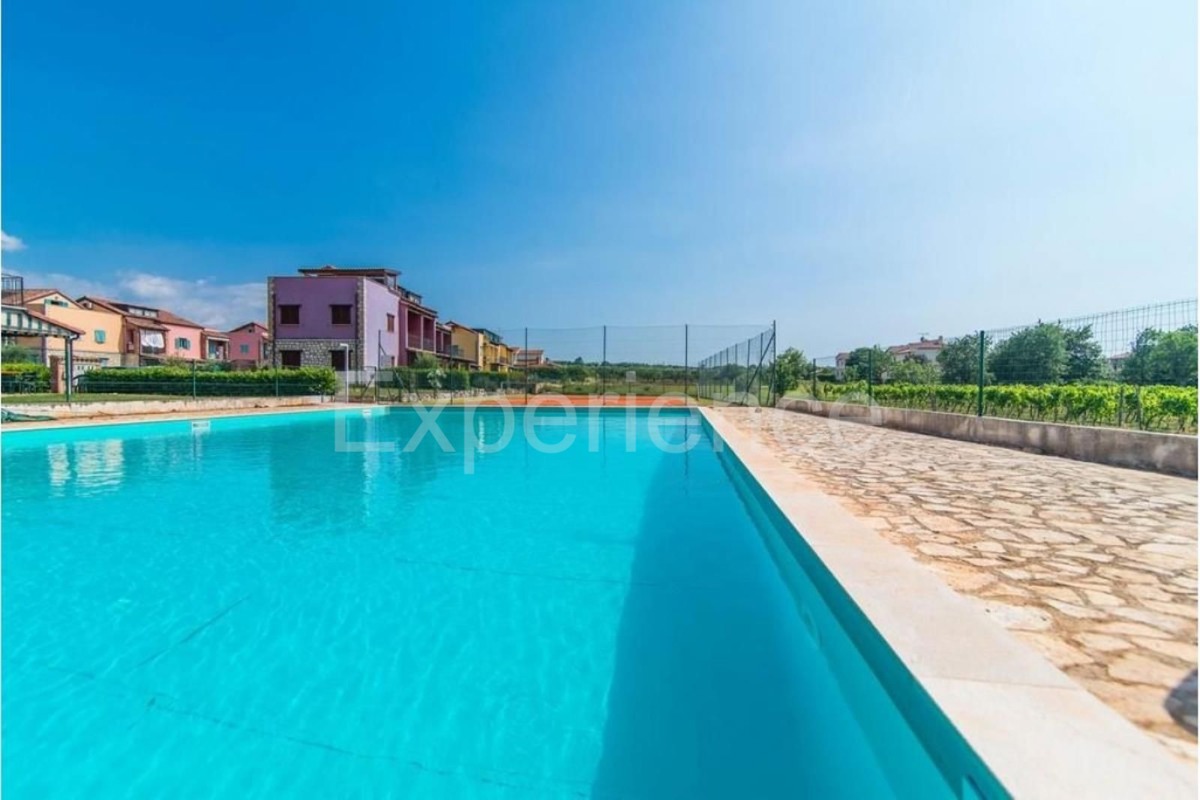 Appartamento trilocale con terrazza, piscina e campo da tennis – Vicino a Parenzo