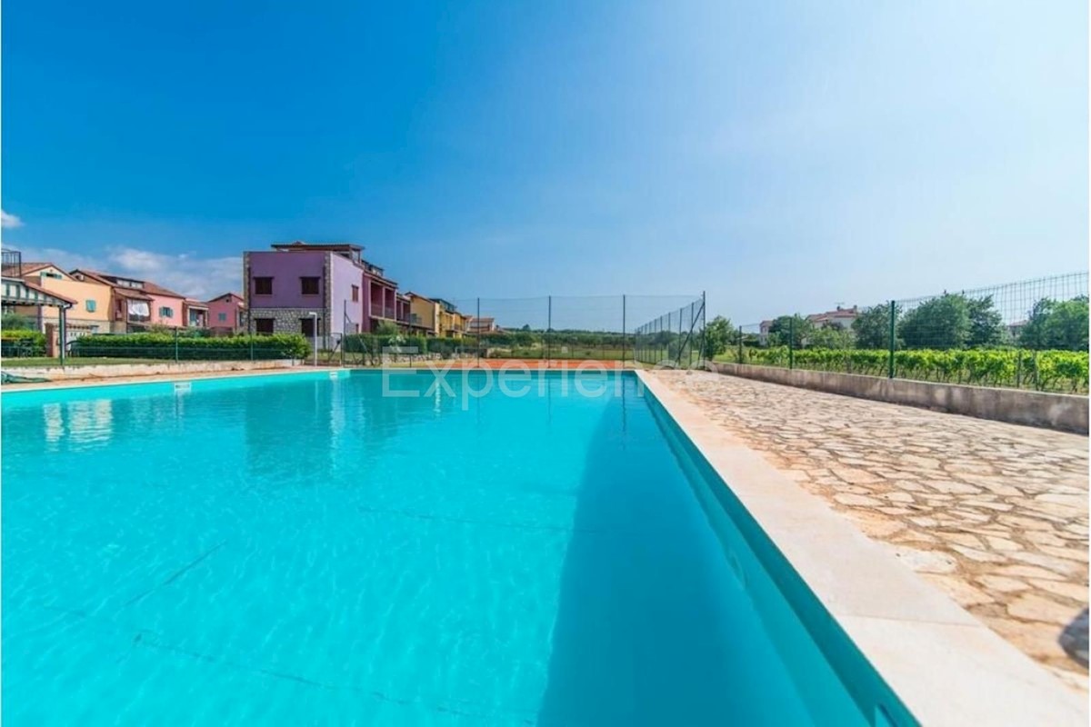 Appartamento trilocale con terrazza, piscina e campo da tennis – Vicino a Parenzo