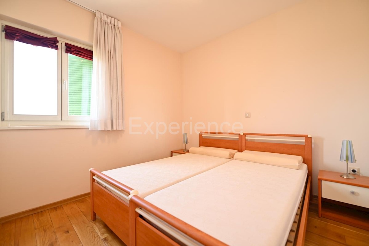 Appartamento trilocale con terrazza, piscina e campo da tennis – Vicino a Parenzo