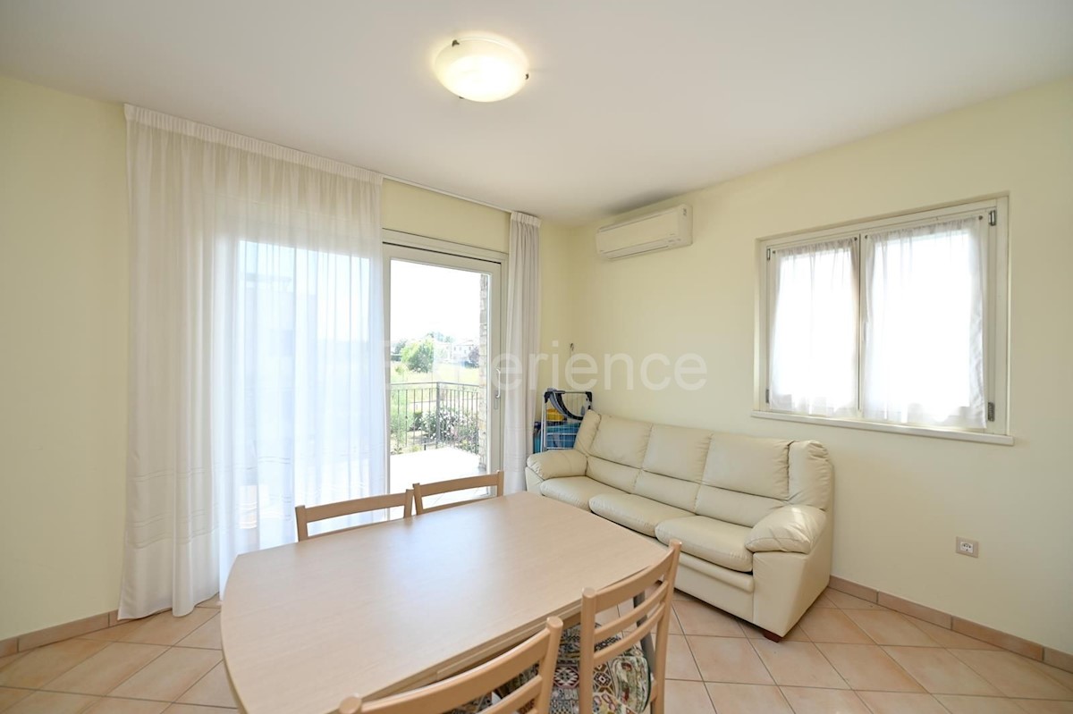 Appartamento trilocale con terrazza, piscina e campo da tennis – Vicino a Parenzo