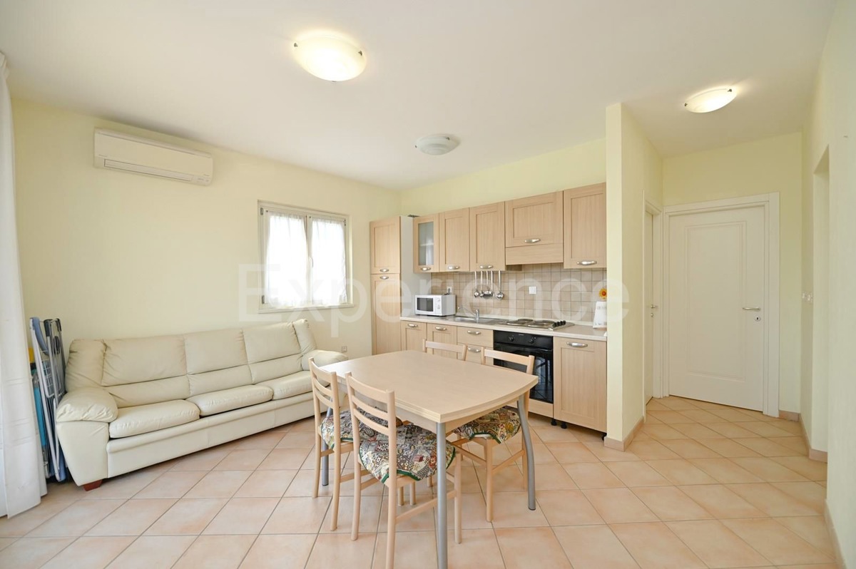 Appartamento trilocale con terrazza, piscina e campo da tennis – Vicino a Parenzo