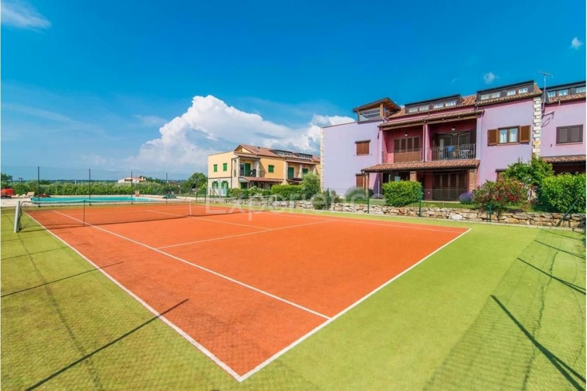 Appartamento trilocale con terrazza, piscina e campo da tennis – Vicino a Parenzo