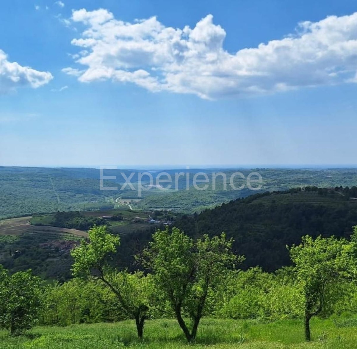 POSIZIONE UNICA! In cima alla collina, terreno edificabile con VISTA MARE!