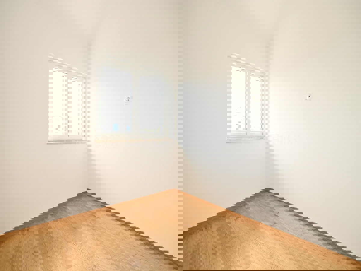 Tar - 2 km od morja, stanovanje v novogradnji, 1. nadstropje, 2 parkirni mesti