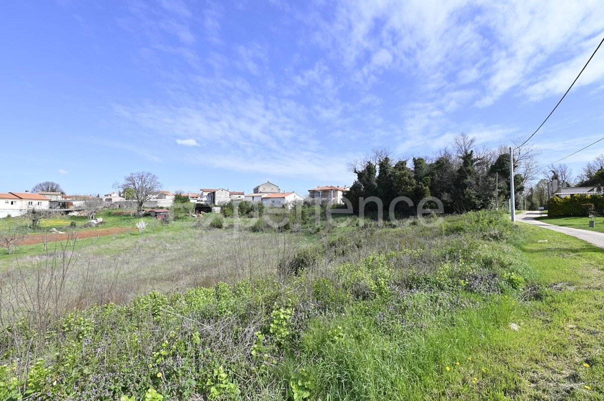 Kaštelir - terreno edificabile, superficie di 1.721 m²!