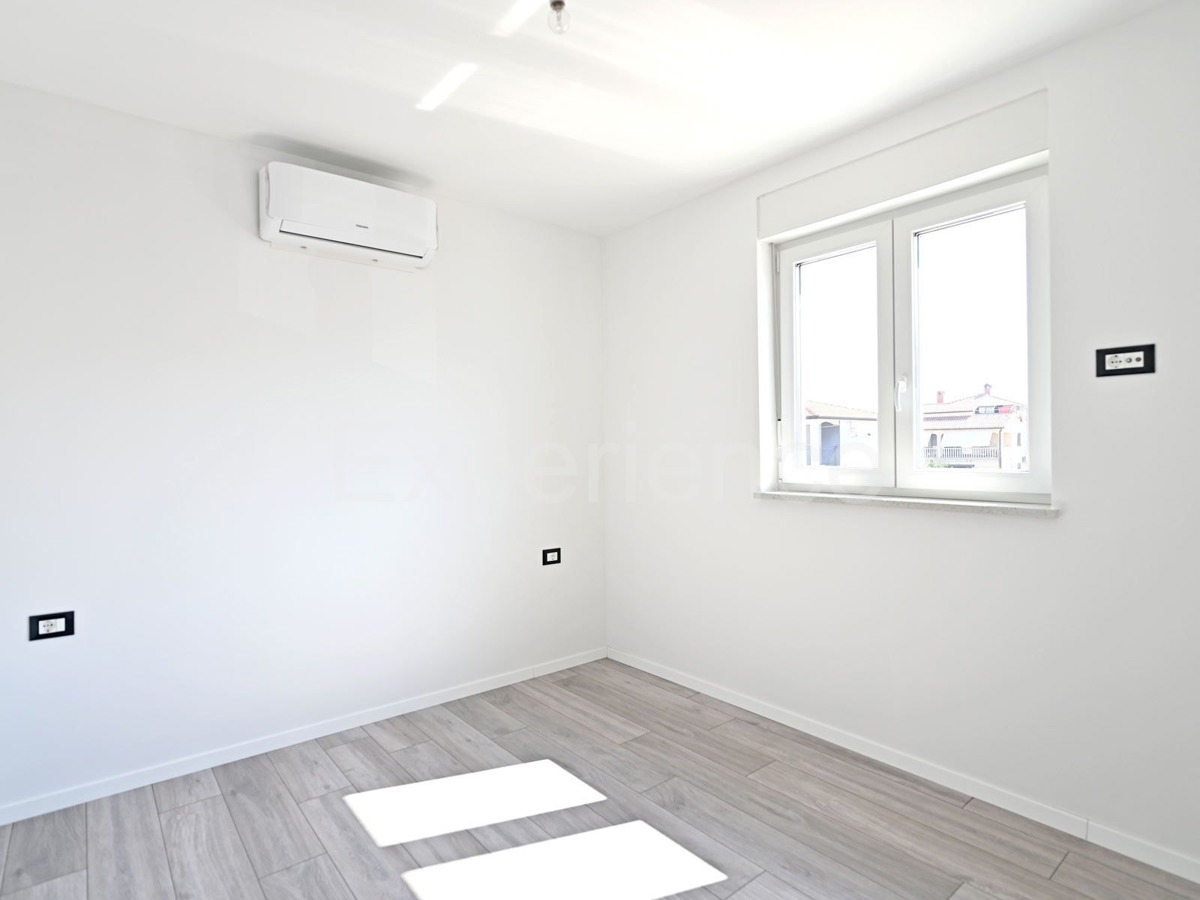 ISTRIA, zona Parenzo – appartamento in un nuovo edificio (65 m²), 1. piano