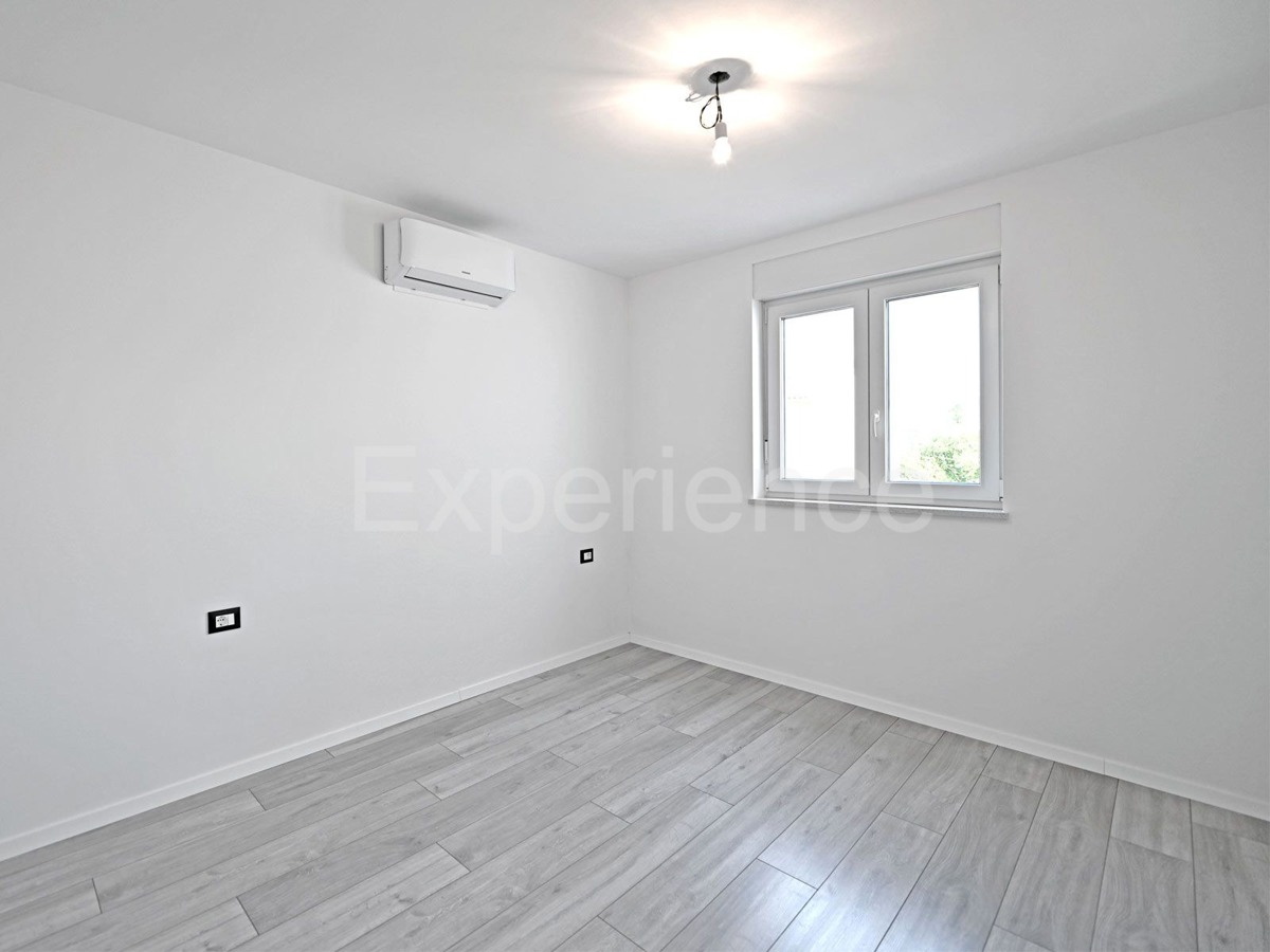 ISTRIA, zona Parenzo – appartamento in un nuovo edificio (65 m²), 1. piano