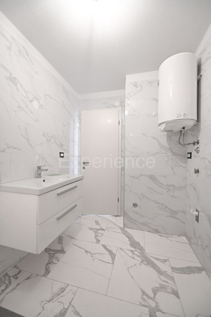 ISTRIA, zona Parenzo – appartamento in un nuovo edificio (65 m²), 1. piano