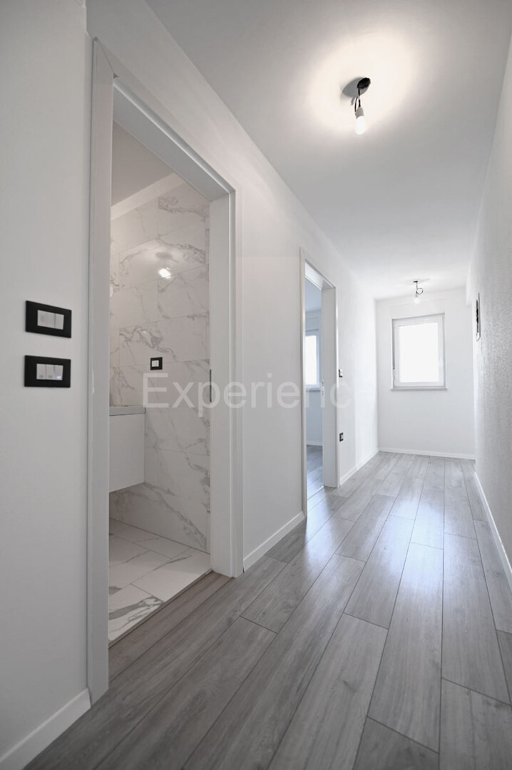 ISTRIA, zona Parenzo – appartamento in un nuovo edificio (65 m²), 1. piano