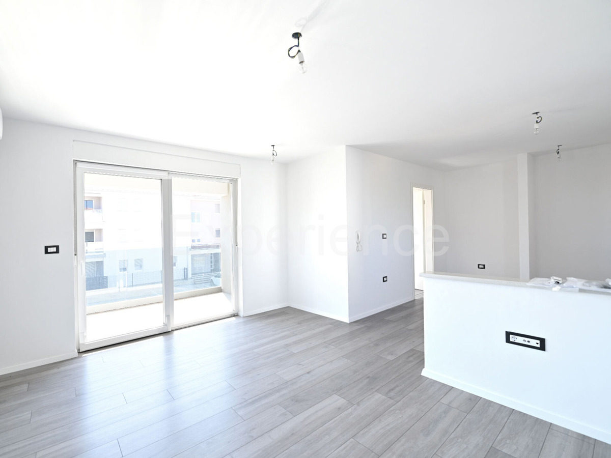 ISTRIA, zona Parenzo – appartamento in un nuovo edificio (65 m²), 1. piano