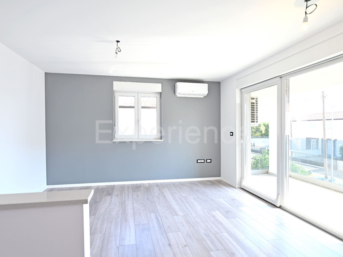 ISTRIA, zona Parenzo – appartamento in un nuovo edificio (65 m²), 1. piano