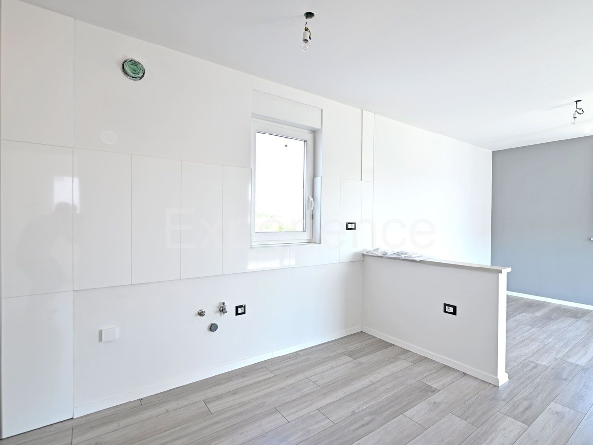 ISTRIA, zona Parenzo – appartamento in un nuovo edificio (65 m²), 1. piano